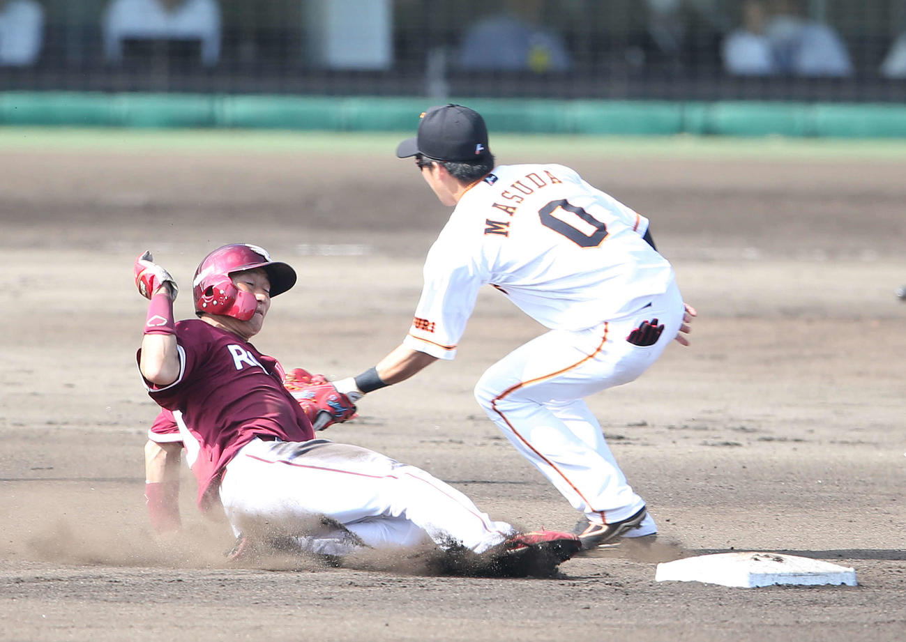 巨人対楽天　6回表楽天2死一塁、二盗を決める小深田（撮影・河野匠）