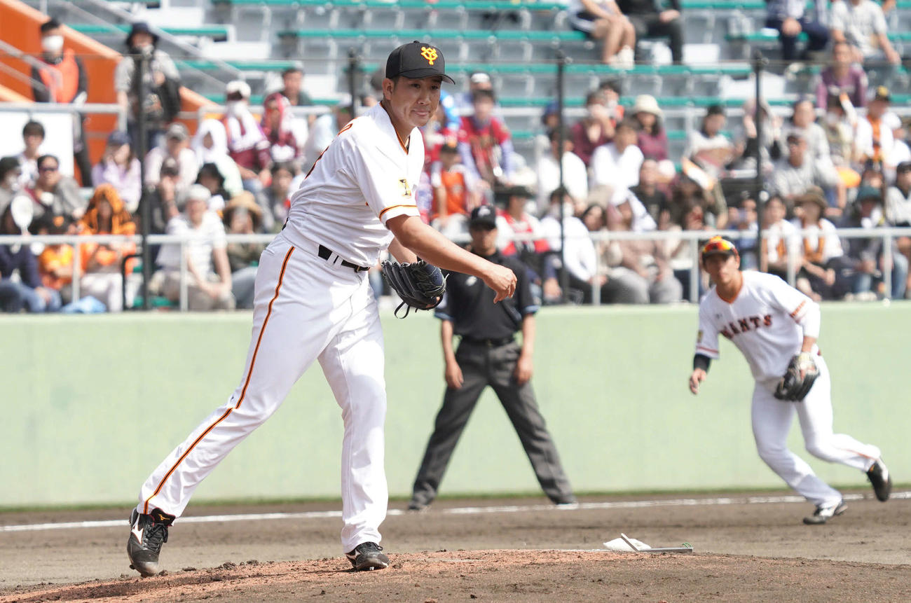 巨人対楽天　3回表楽天2死一塁、先発菅野は一塁牽制で走者小深田をアウトにする（撮影・加藤諒）