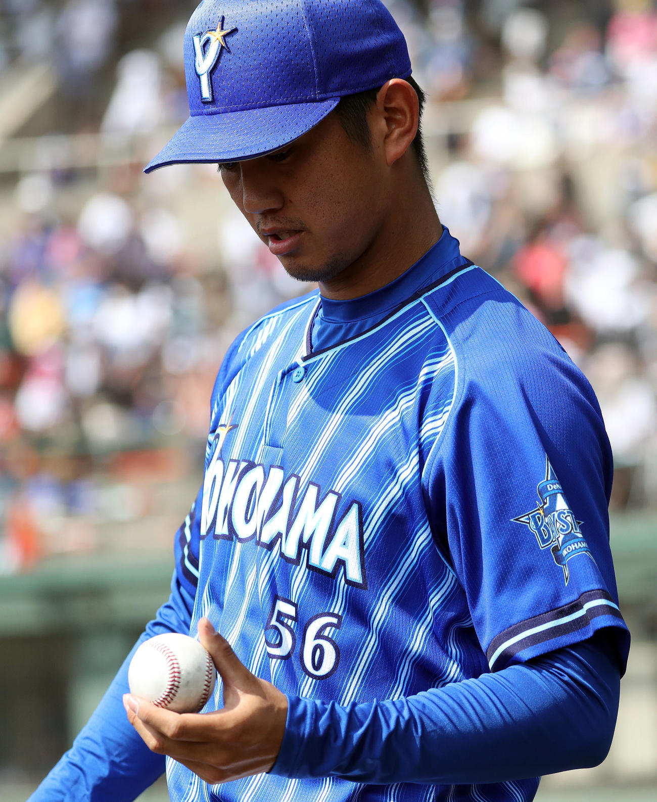 中日対DeNA　ベンチ前でキャッチボールをする際、ボールをじっと見つめるDeNA浜矢（撮影・大野祥一）