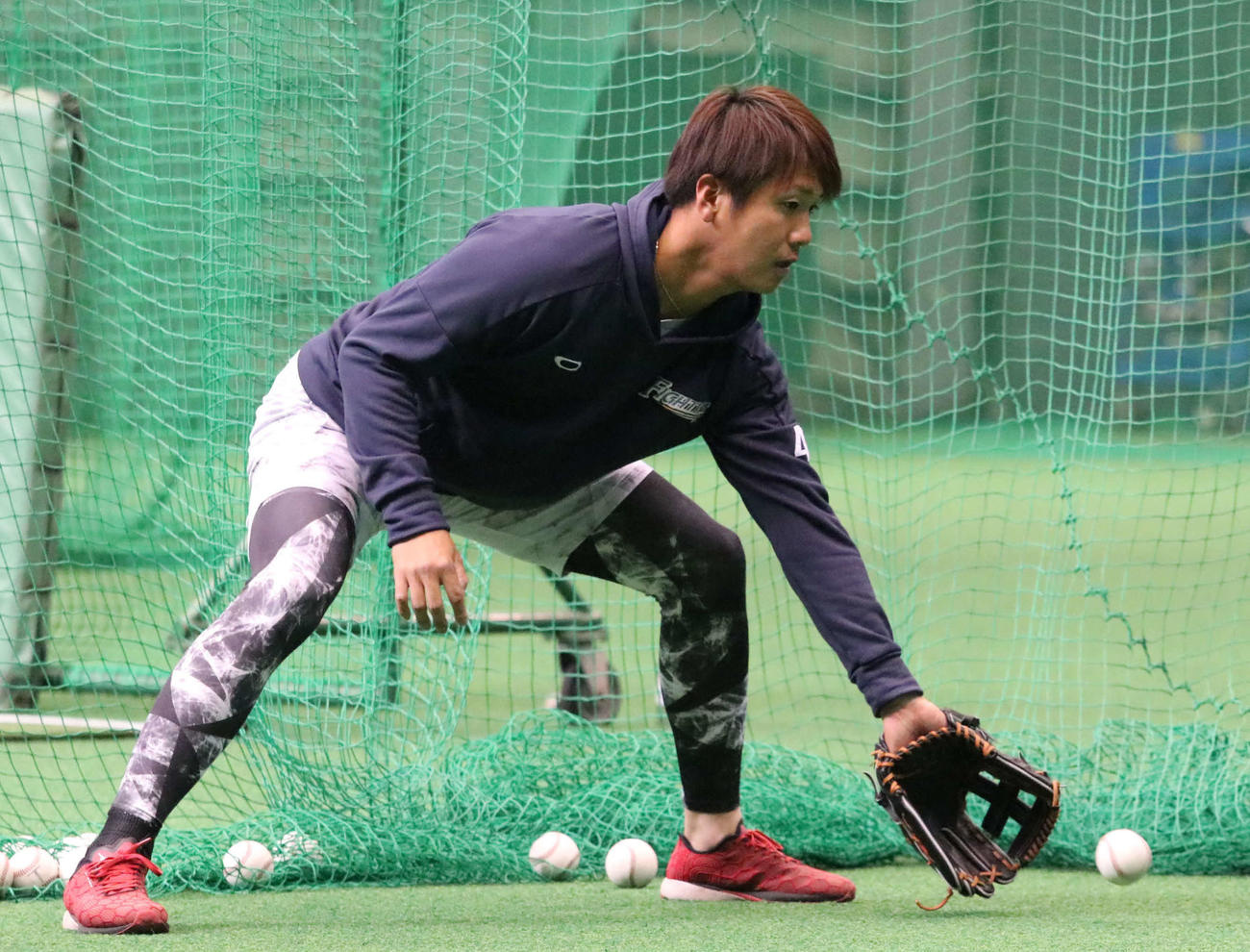 ゴロ捕球をする日本ハム平沼（撮影・山崎純一）