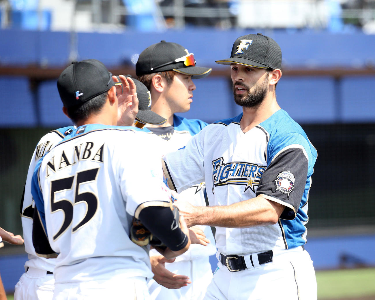 日本ハム対ヤクルト　3回途中で降板しチームメートに出迎えられる日本ハム・マルティネス（右）（撮影・佐藤翔太）