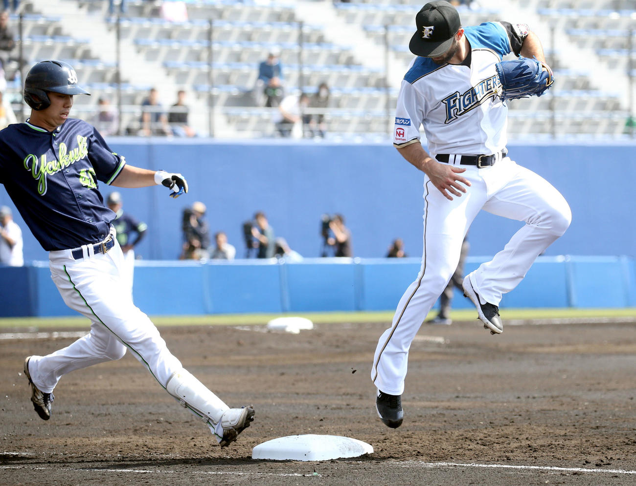 日本ハム対ヤクルト　2回表ヤクルト1死、太田（左）を一ゴロに仕留めベースカバーに入る日本ハム・マルティネス（撮影・佐藤翔太）