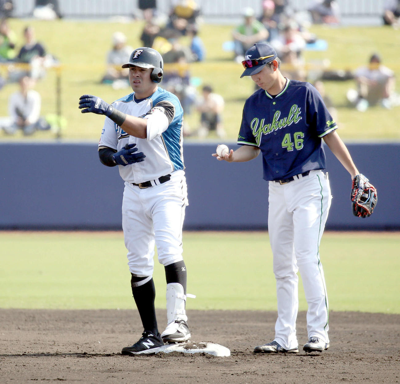日本ハム対ヤクルト　4回裏日本ハム無死、ビヤヌエバは二塁打を放つ（撮影・佐藤翔太）