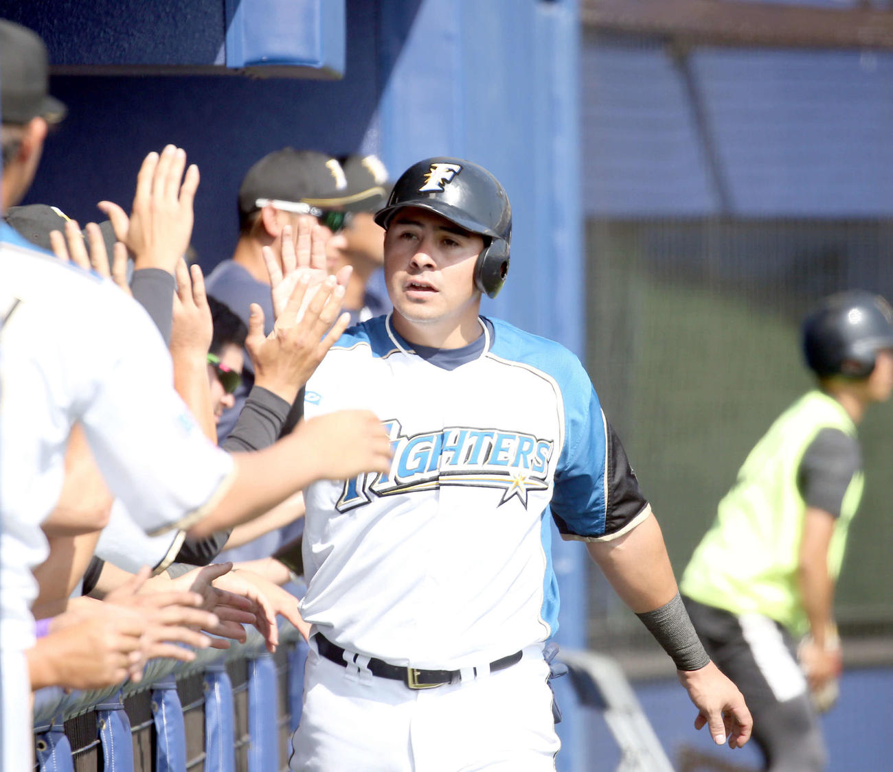 日本ハム対ヤクルト　4回裏日本ハム2死二塁、王柏融の適時二塁打で生還しチームメートに出迎えられるビヤヌエバ（撮影・佐藤翔太）