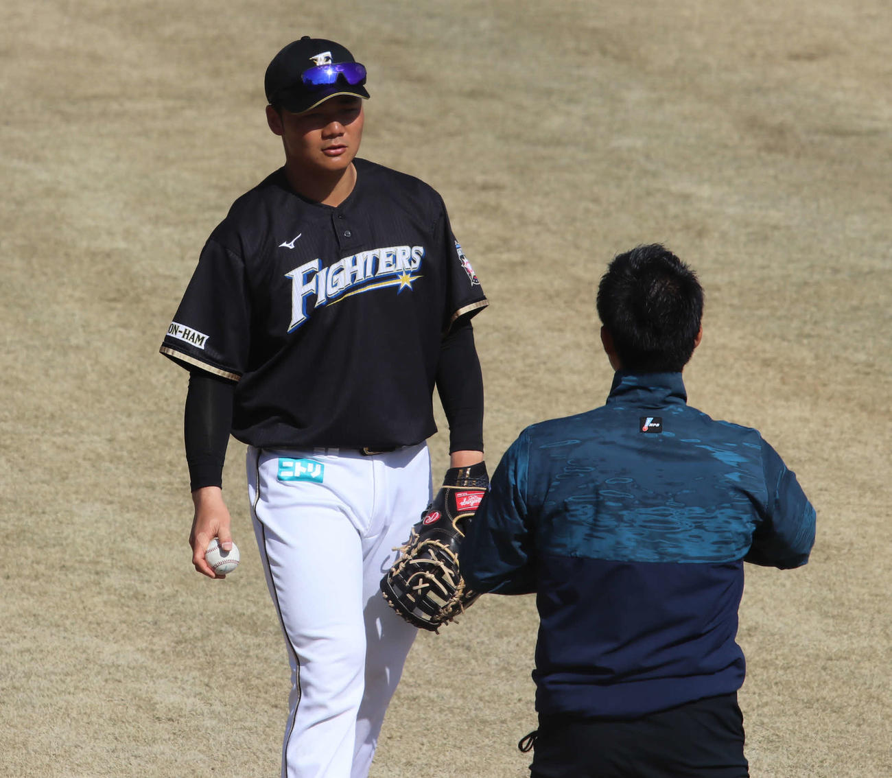 キャッチボールをした後にトレーナーと話をする日本ハム清宮（撮影・山崎純一）