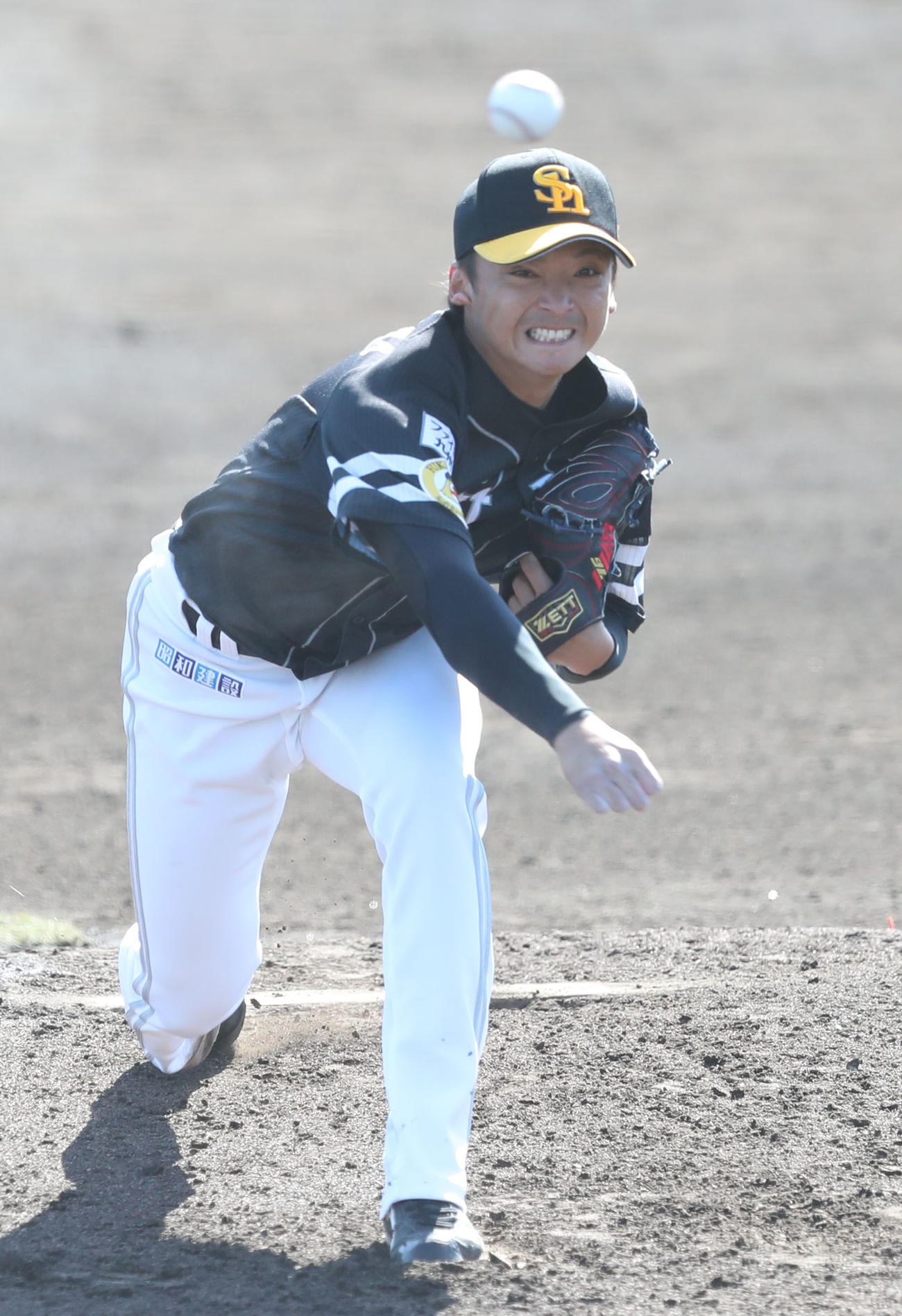 オリックス対ソフトバンク　ソフトバンク先発の東浜巨は3イニングを投げ1安打と好投（撮影・梅根麻紀）