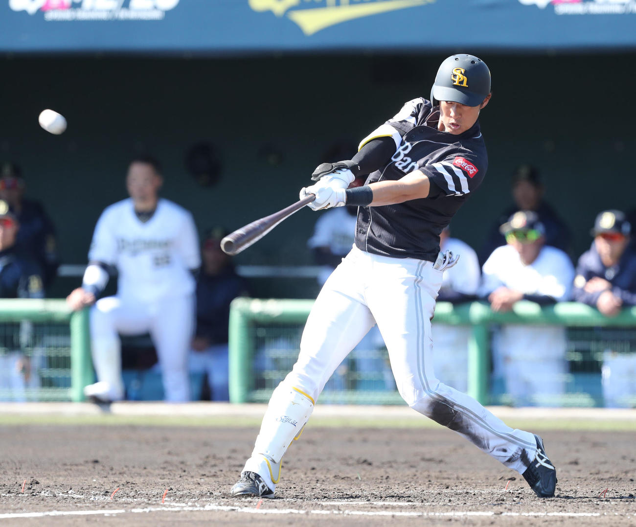 オリックス対ソフトバンク　3回表ソフトバンク無死一塁、上林誠知は中越えに適時三塁打を放つ（撮影・梅根麻紀）