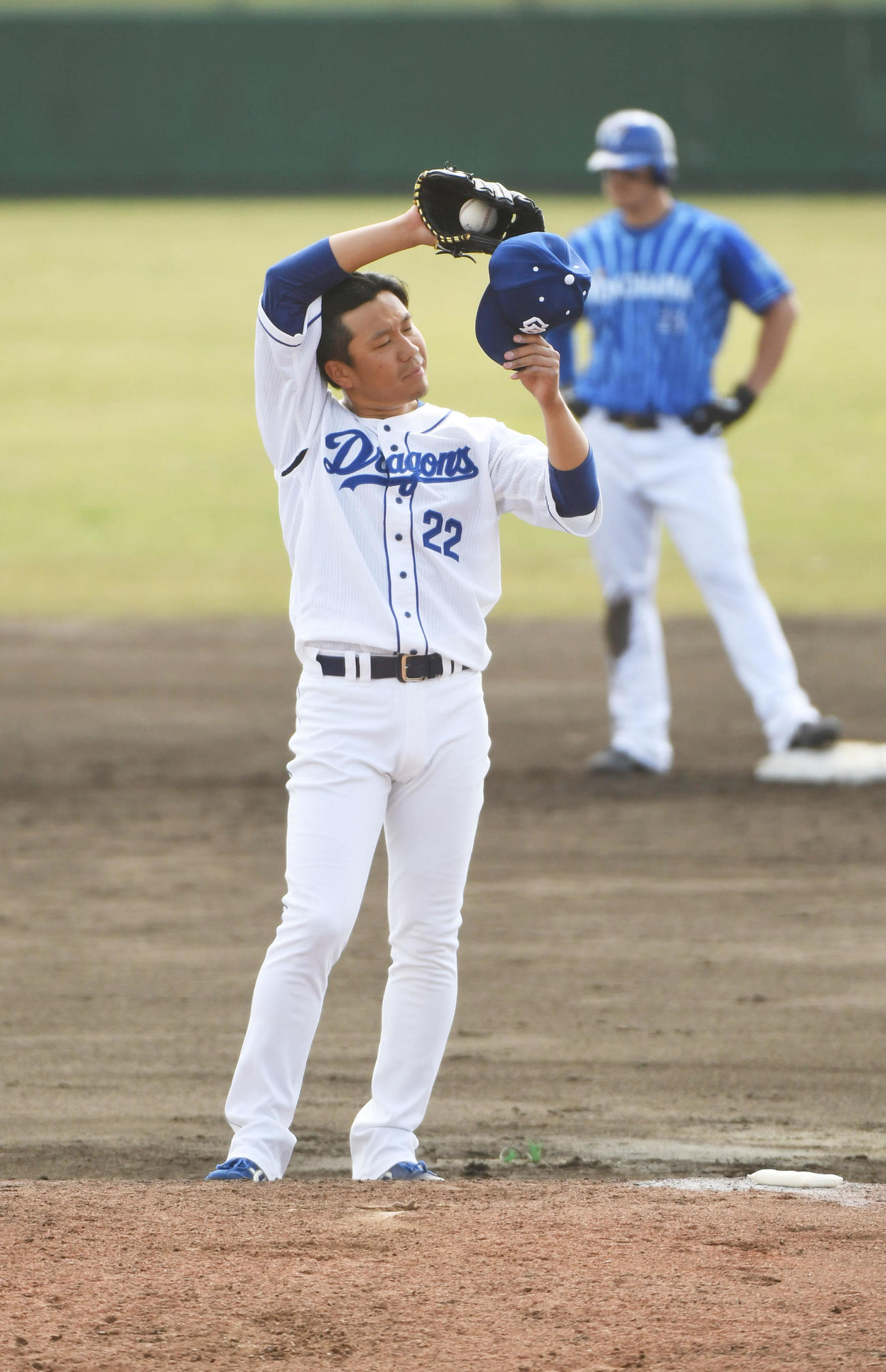 2回表DeNA2死一塁、オースティンに二塁打を打たれ汗をふく大野雄（撮影・森本幸一）