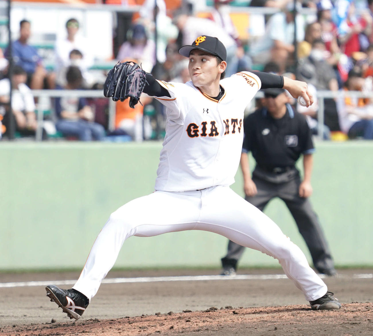 巨人対楽天　力投する巨人2番手の高橋（撮影・加藤諒）