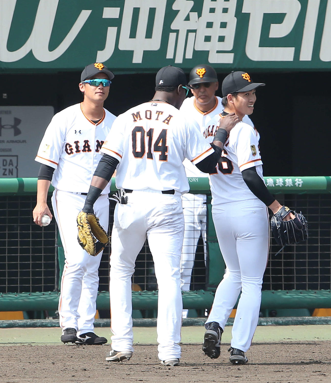 巨人対楽天　4回表を終え好投した高橋（右）はモタのねぎらいに笑顔を見せる（撮影・河野匠）