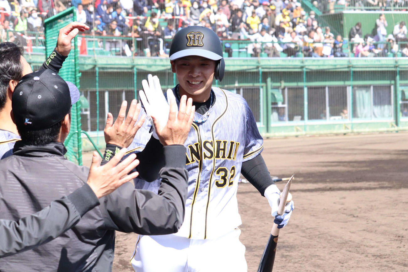 阪神2軍対西武2軍　2回表無死、左越え本塁打を放った井上はベンチでタッチを交わす（撮影・只松憲）