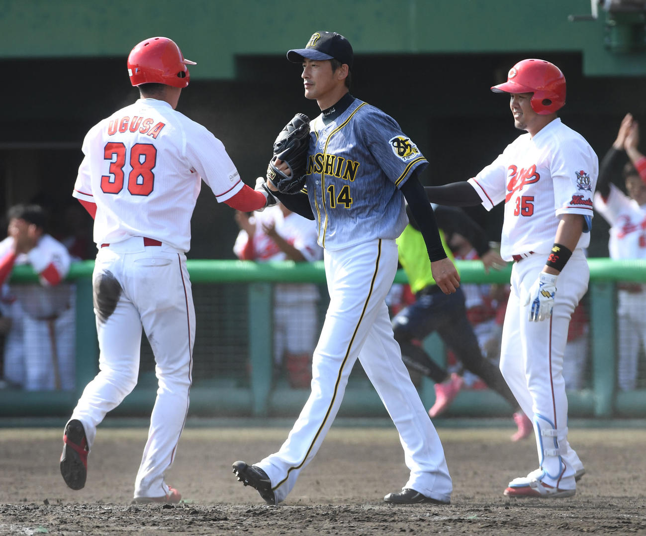 広島対阪神　6回裏広島2死二塁、正隨に左前適時打を打たれ7失点の能見はこの直後に交代（撮影・前岡正明）
