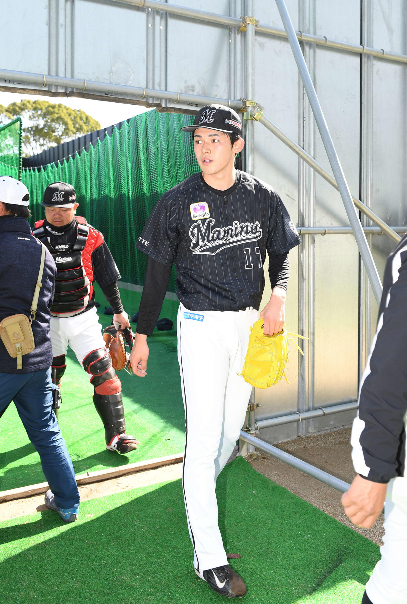 ブルペンでの投球を終えたロッテ佐々木朗希（撮影・鈴木みどり）