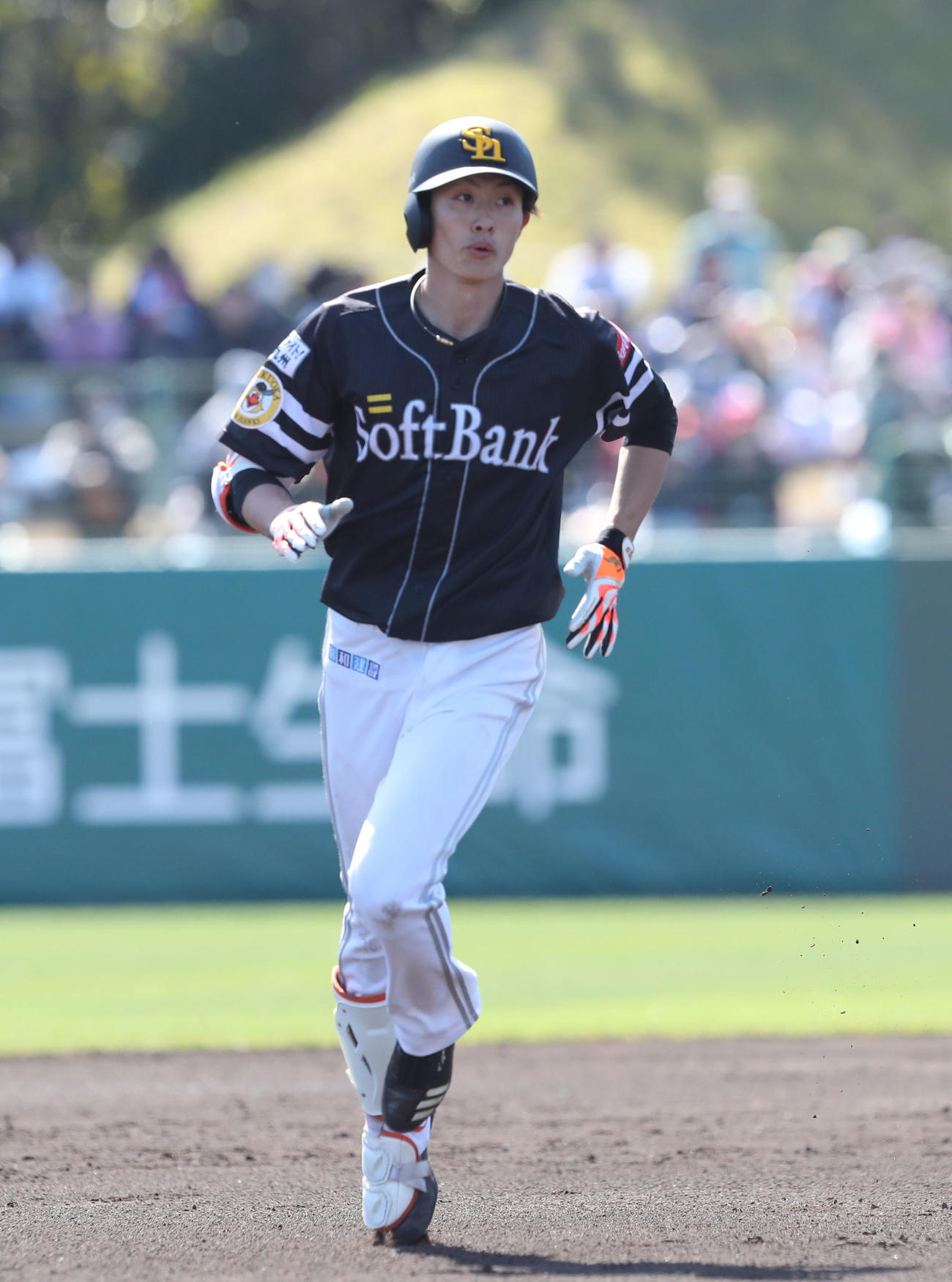 オリックス対ソフトバンク　3回表ソフトバンク無死に、三塁、周東は3点本塁打を放つ（撮影・梅根麻紀）