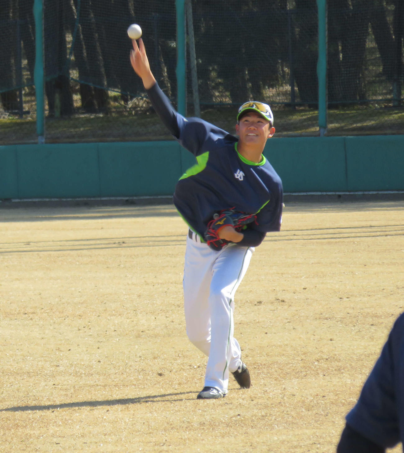 初ブルペンから一夜明けて、元気にキャッチボールするヤクルトのドラフト1位、奥川