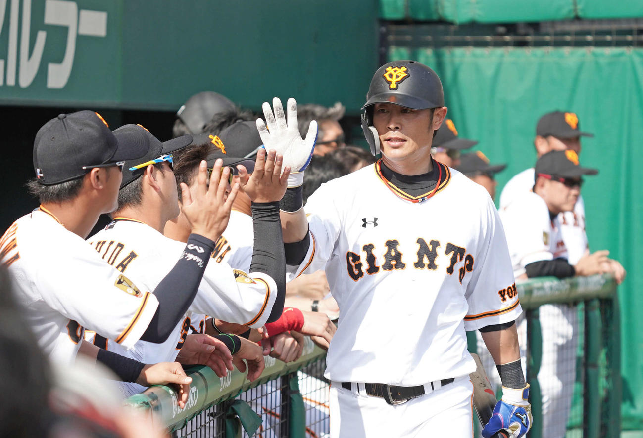 巨人対楽天　5回裏巨人1死一、二塁、二塁走者亀井は丸の一ゴロの間に4点目の生還を果たし、ベンチでナインに迎えられる（撮影・加藤諒）