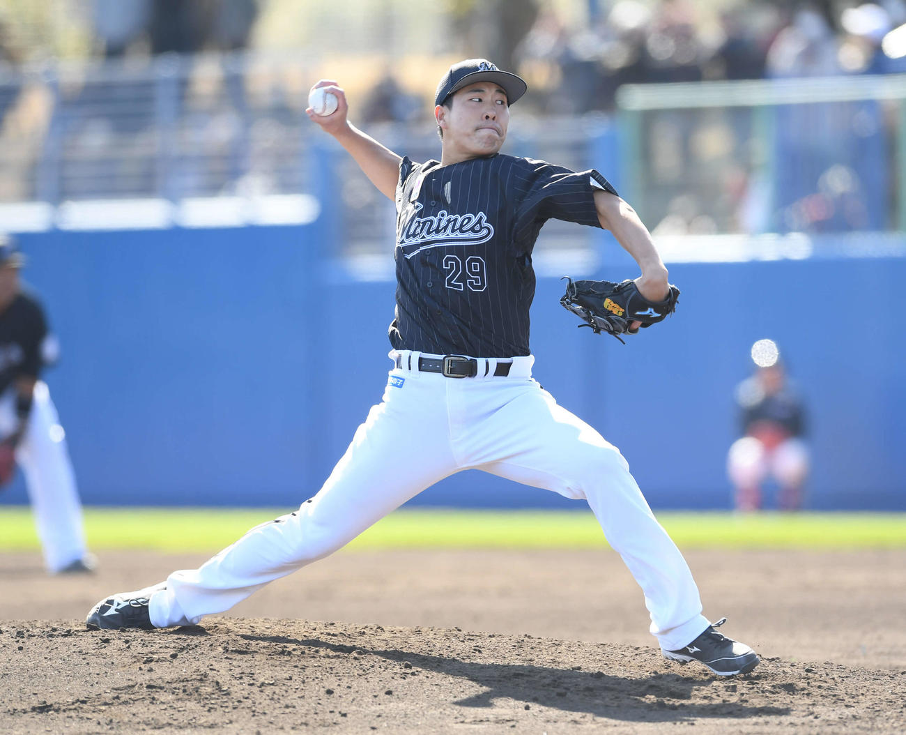 西武対ロッテ　4回裏から2番手で登板したロッテ西野（撮影・鈴木みどり）