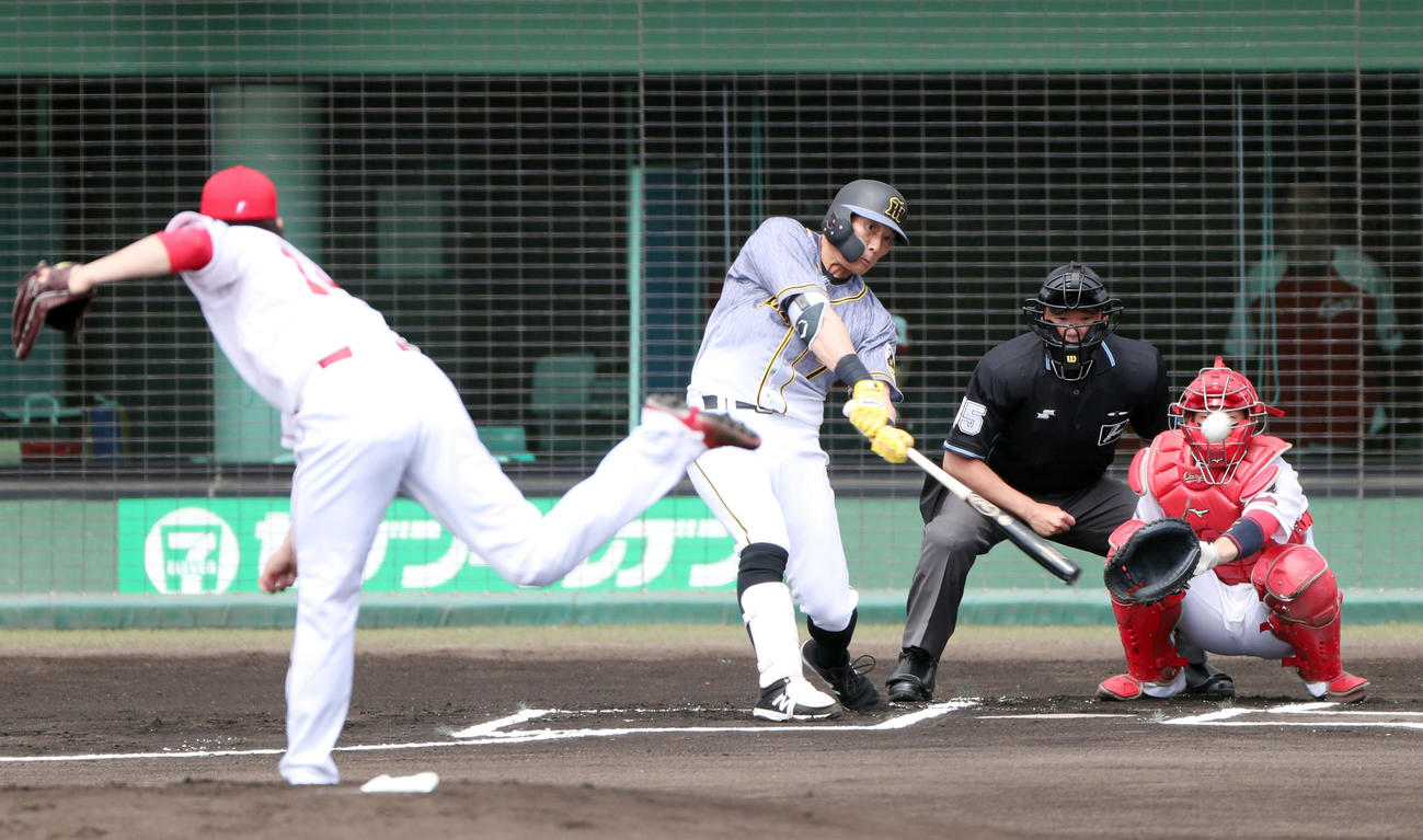 広島対阪神　1回表阪神無死、左前打を放つ糸井。投手大瀬良（撮影・前田充）