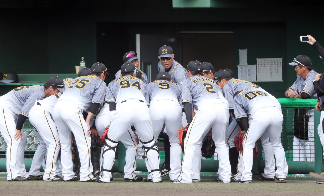広島対阪神　試合前、ベンチ前の円陣で声をだしナインを盛り上げるワンデーキャプテンの糸井（中央後方）（撮影・前田充）