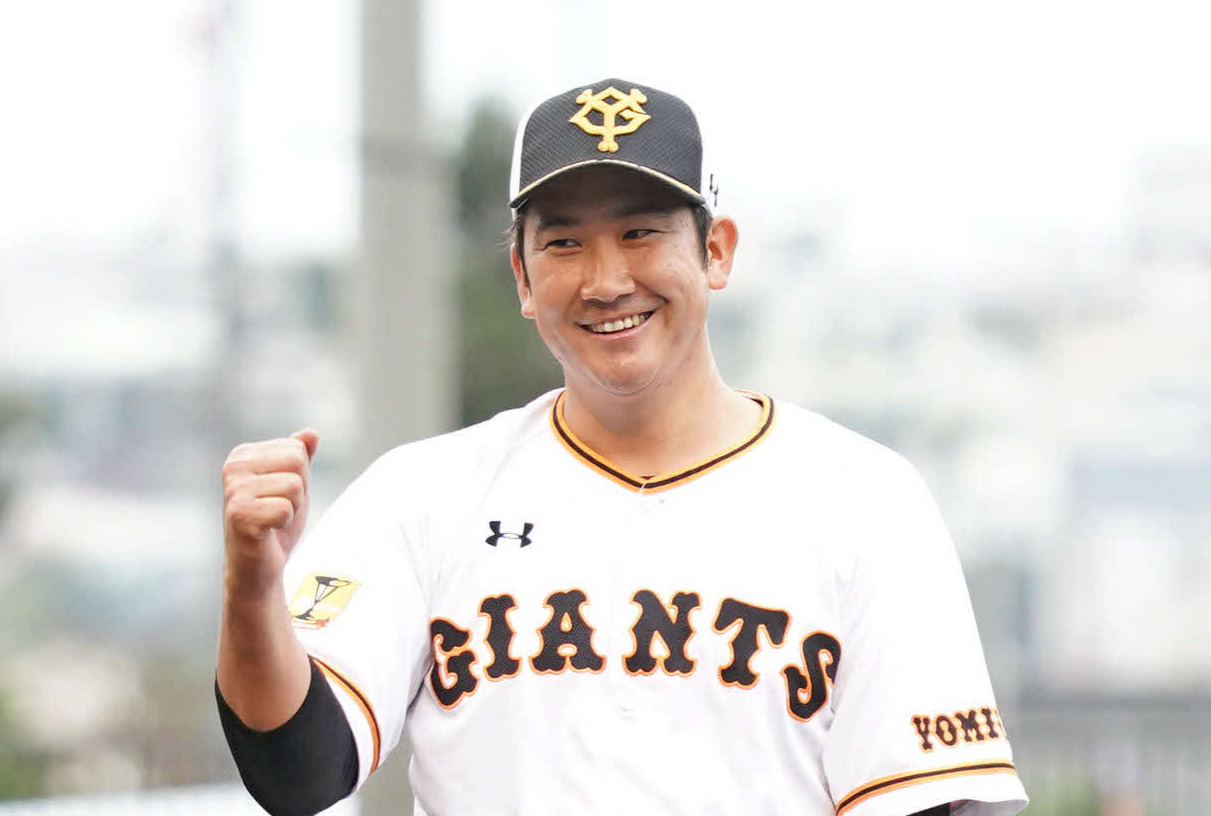 ガッツポーズの巨人菅野智之（2020年2月19日）