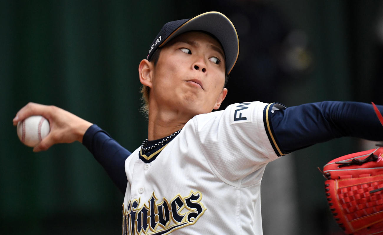 ブルペンで投球練習を行う山岡（2020年2月12日）
