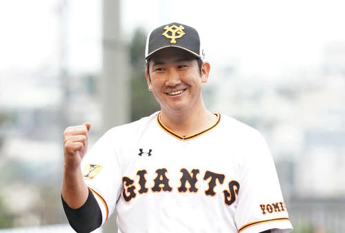 ガッツポーズの巨人菅野智之(2020年2月19日)