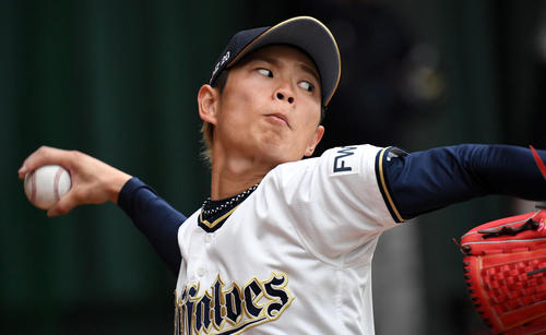ブルペンで投球練習を行う山岡(2020年2月12日)