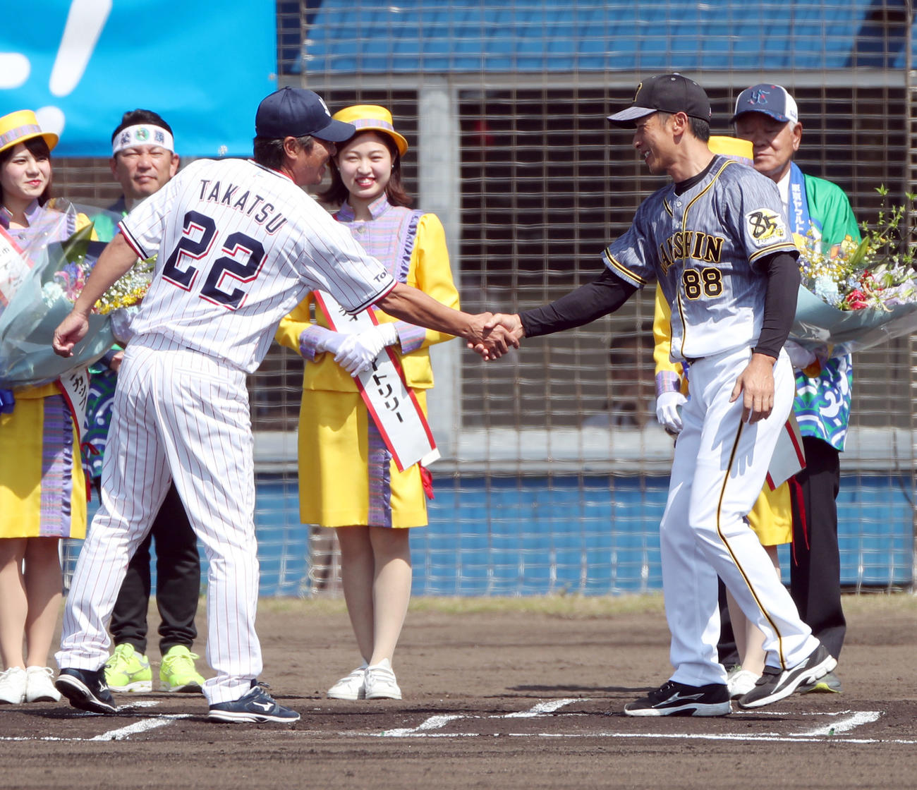 ヤクルト対阪神　試合前のセレモニーで握手を交わす阪神矢野監督（手前右）とヤクルト高津監督（撮影・前田充）