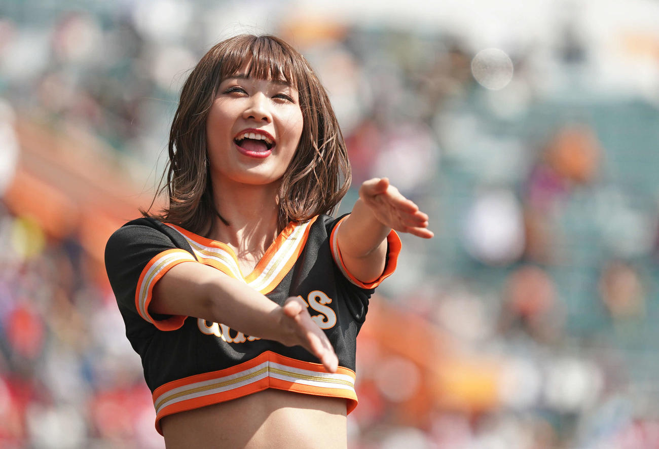 巨人対広島　試合開始前、パーラの「シャークダンス」を観客にレクチャーする巨人の球団公式マスコットガール「ヴィーナス」の河合彩香さん。弾ける笑顔につられて、スタンドのお客さんもノリノリで踊っていました（撮影・加藤諒）
