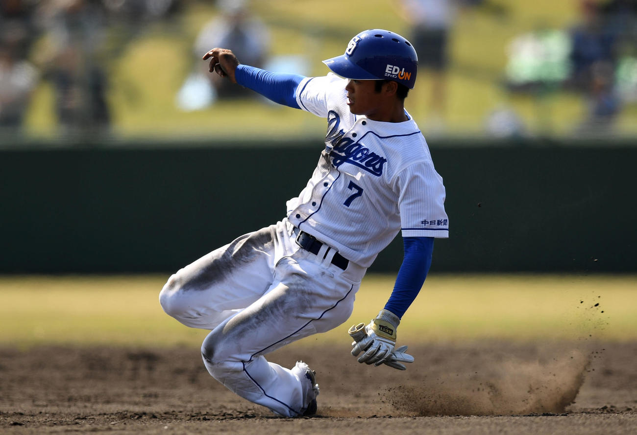 中日対楽天　3回裏中日1死一塁、二盗を決める根尾（撮影・横山健太）
