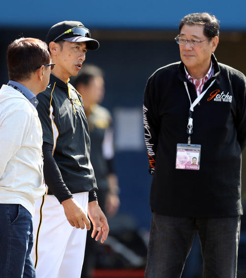 ヤクルト対阪神　試合前、田淵氏（右）らと談笑する矢野監督（中央）（撮影・狩俣裕三）