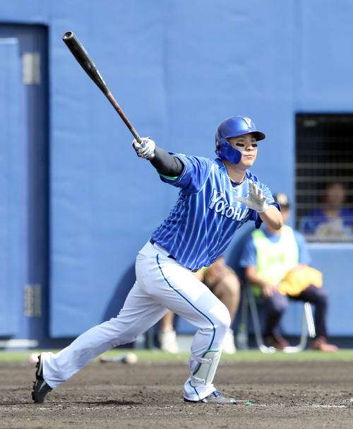 日本ハム対DeNA　3回表DeNA2死満塁、佐野は先制となる適時二塁打を放つ（撮影・佐藤翔太）
