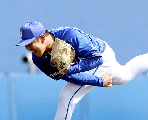 日本ハム対DeNA　5回から登板するDeNA山崎康晃（撮影・佐藤翔太）