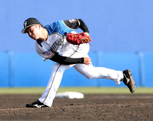 日本ハム対DeNA　9回から登板する日本ハム吉田輝（撮影・佐藤翔太）