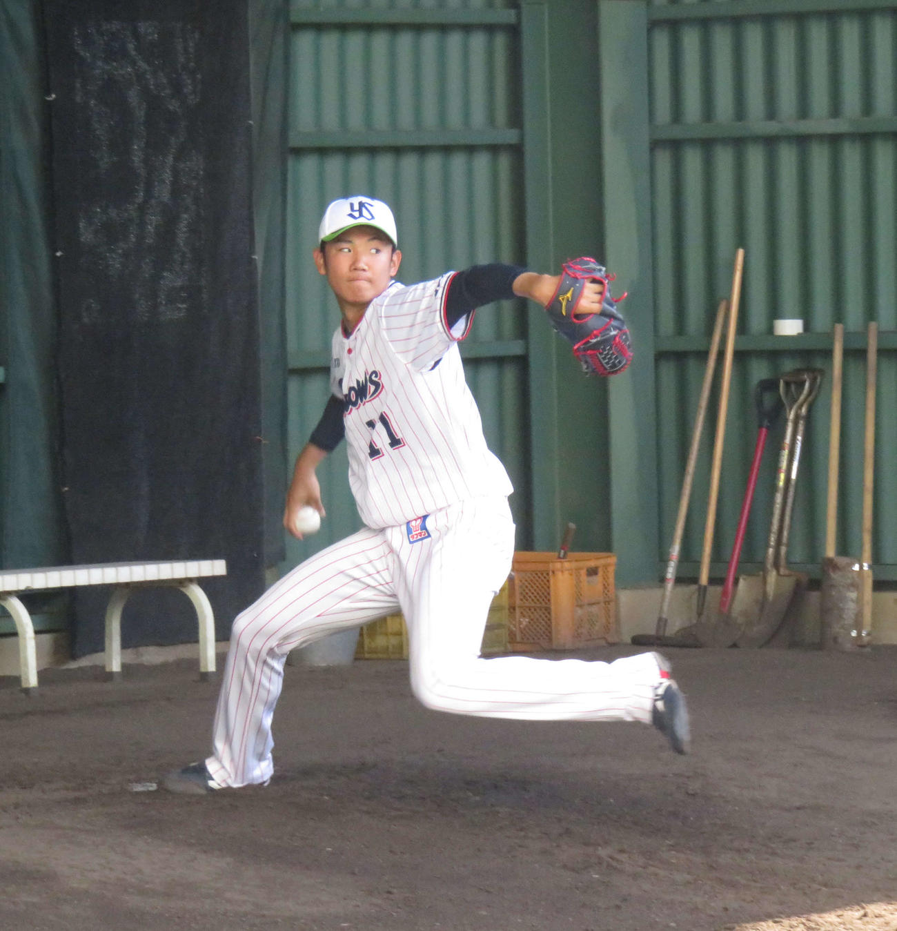 ブルペンで2度目の投球練習を行うヤクルトのドラフト1位、奥川