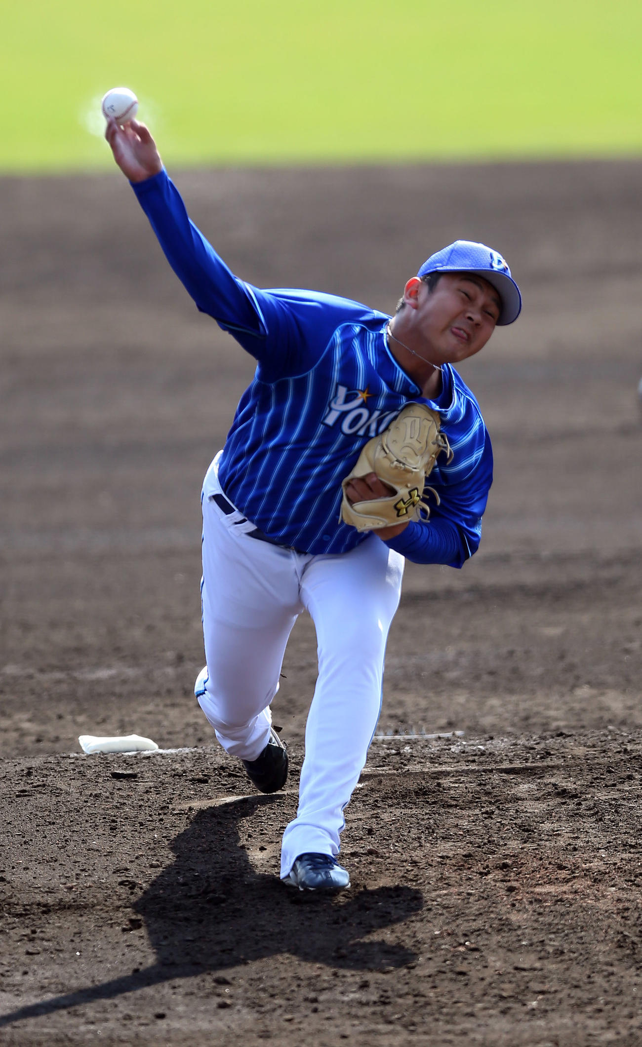 日本ハム対DeNA　2番手で登板し力投するDeNA山崎（撮影・大野祥一）