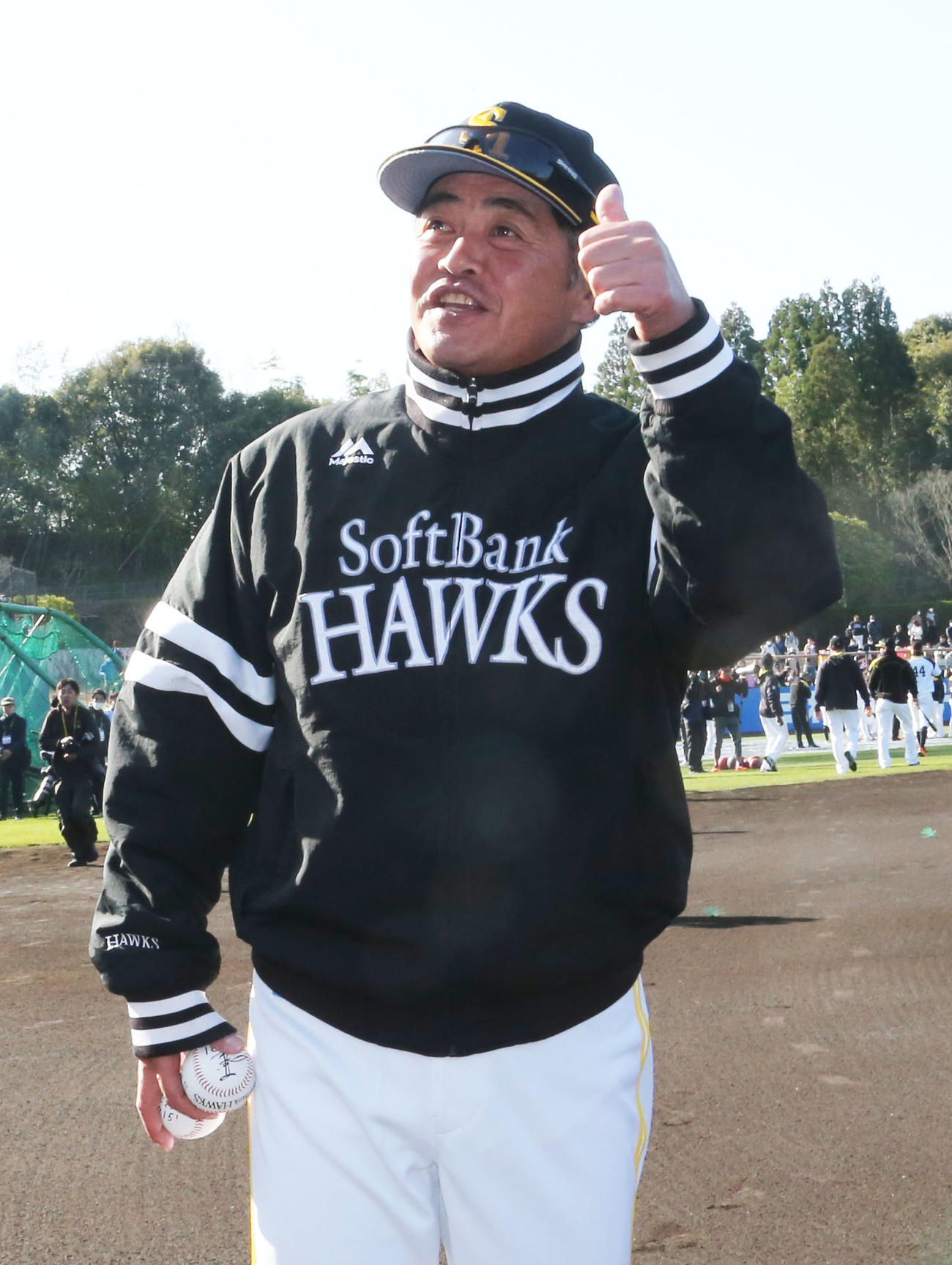 練習前、ファンに向かって笑顔を見せる工藤公康監督（撮影・梅根麻紀）