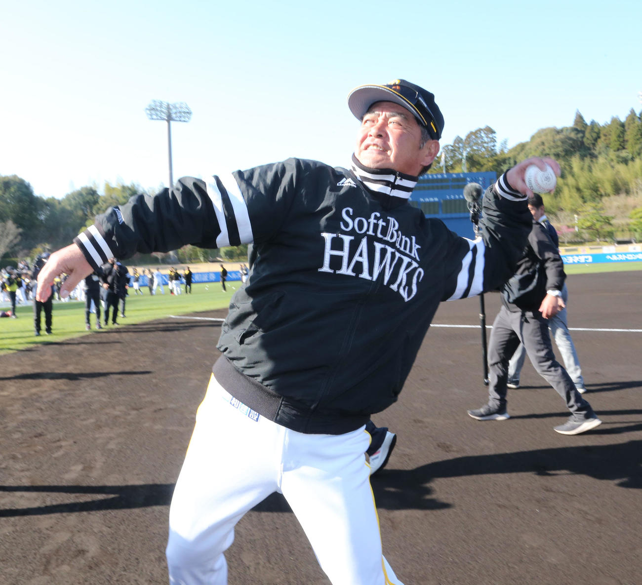 練習前、ファンに向かってサインボールを投げ入れる工藤公康監督（撮影・梅根麻紀）