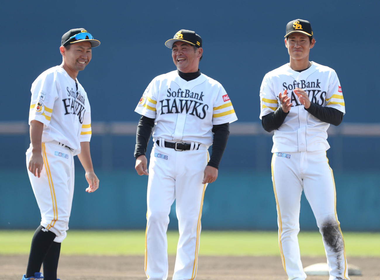 キャンプ最終日、一本締めの後笑顔で話をする中村晃と工藤公康監督。右は上林誠知（撮影・梅根麻紀）