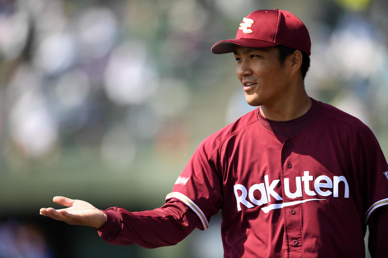 中日対楽天　2回裏を無失点に抑え笑顔をみせる楽天先発の則本昂（撮影・横山健太）