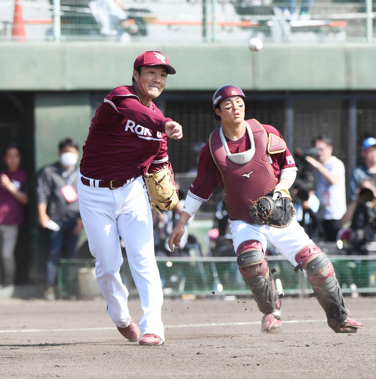 中日対楽天　3回裏中日1死二塁、高橋の打球を捕球し一塁へ送球する則本昂（左）（撮影・森本幸一）