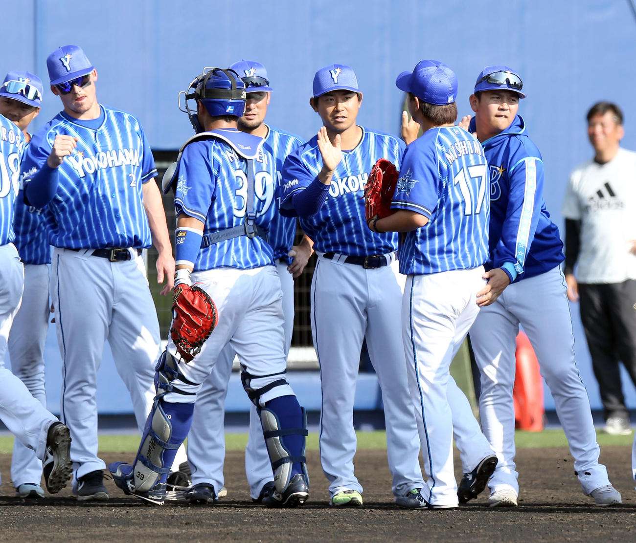 日本ハム対DeNA　試合終了後、DeNAナインを出迎える左からオースティン、今永、山崎（撮影・佐藤翔太）