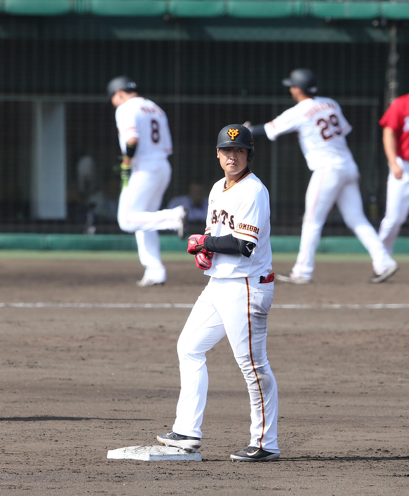 巨人対広島　5回裏巨人1死一、二塁、中越え2点適時二塁打を放った岡本（撮影・河野匠）