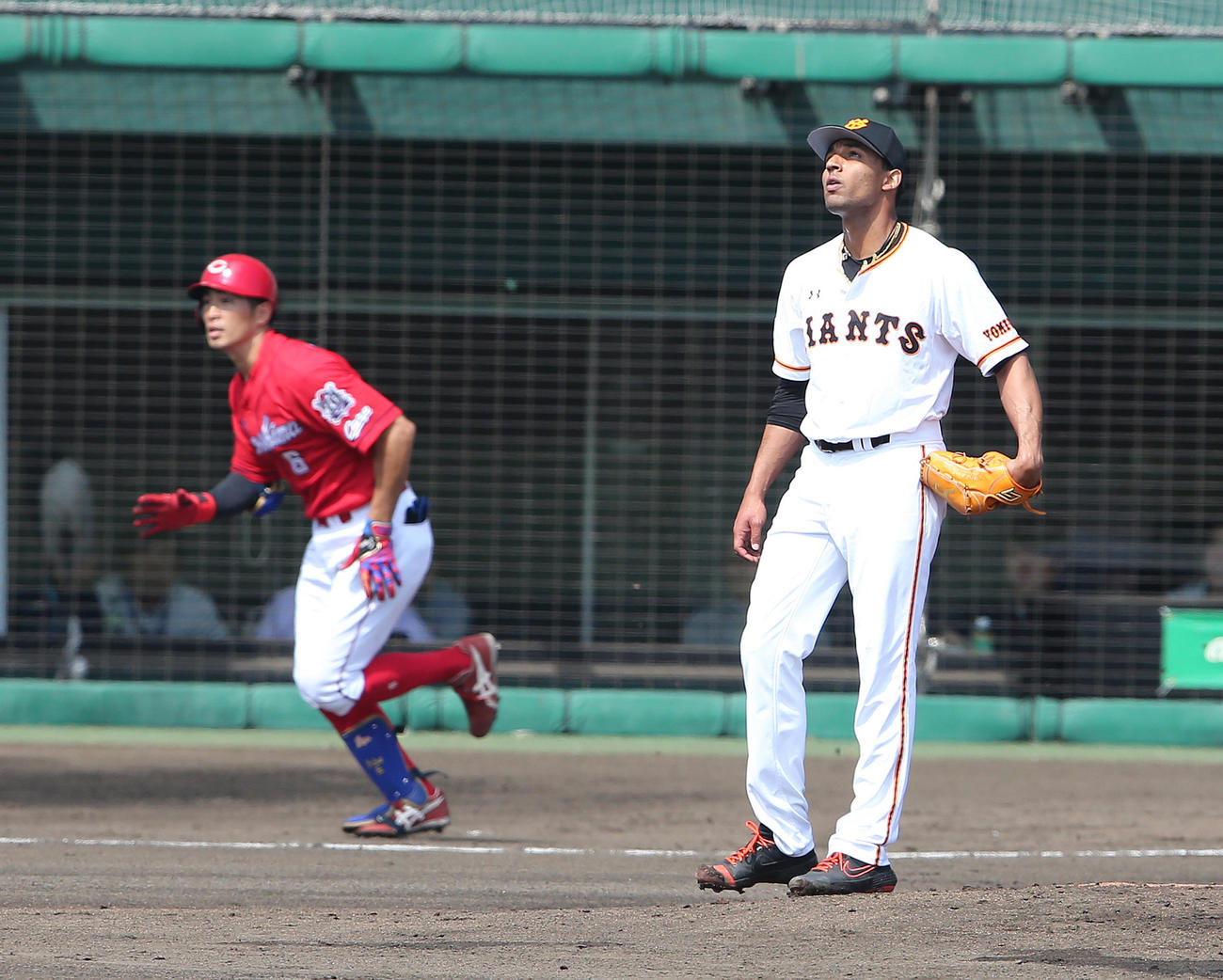 巨人対広島　1回表広島2死一、二塁、安部（後方）に右越え3点本塁打を浴びるサンチェス（撮影・河野匠）