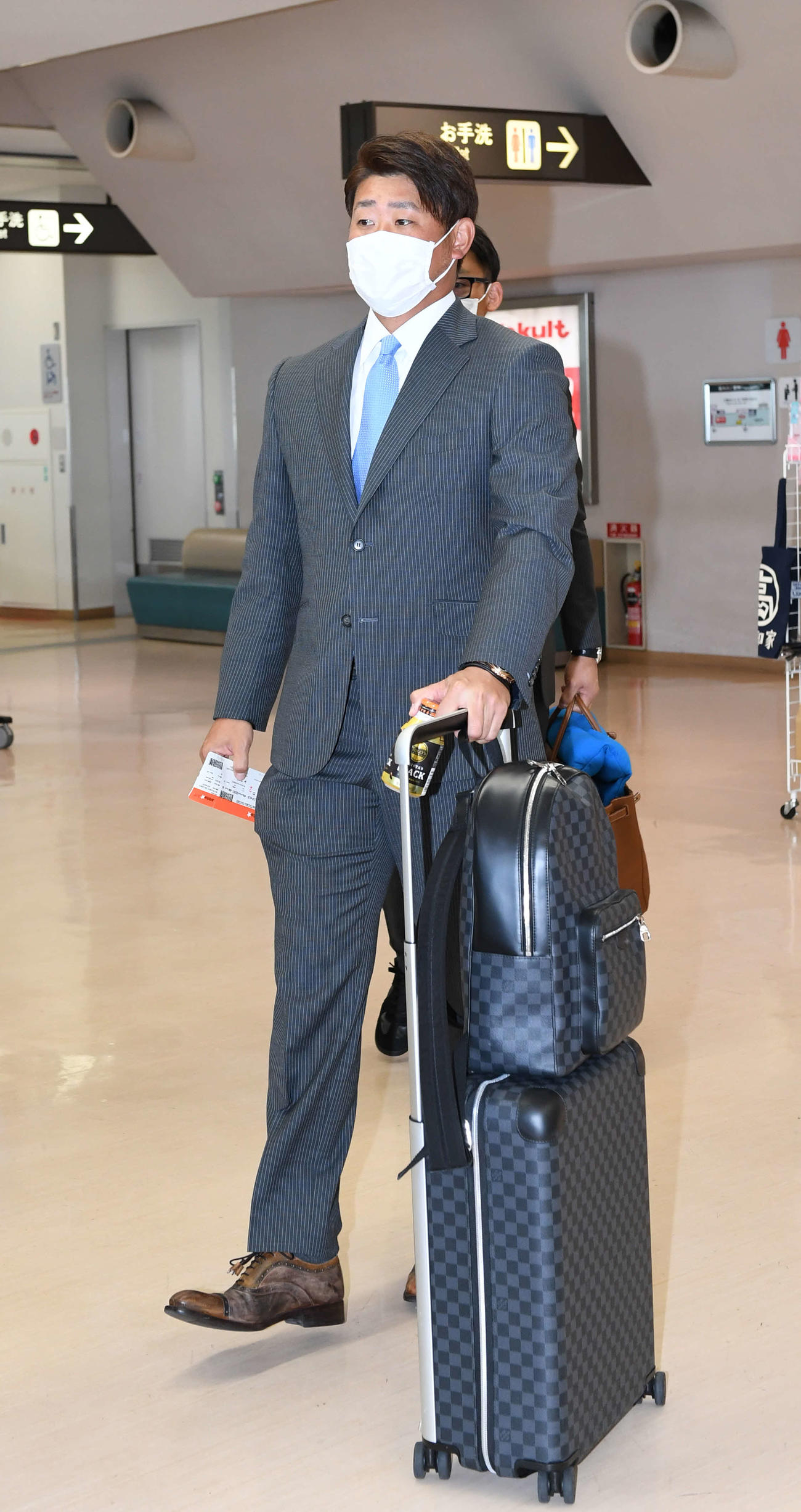 高知空港を出発する西武松坂（撮影・鈴木みどり）