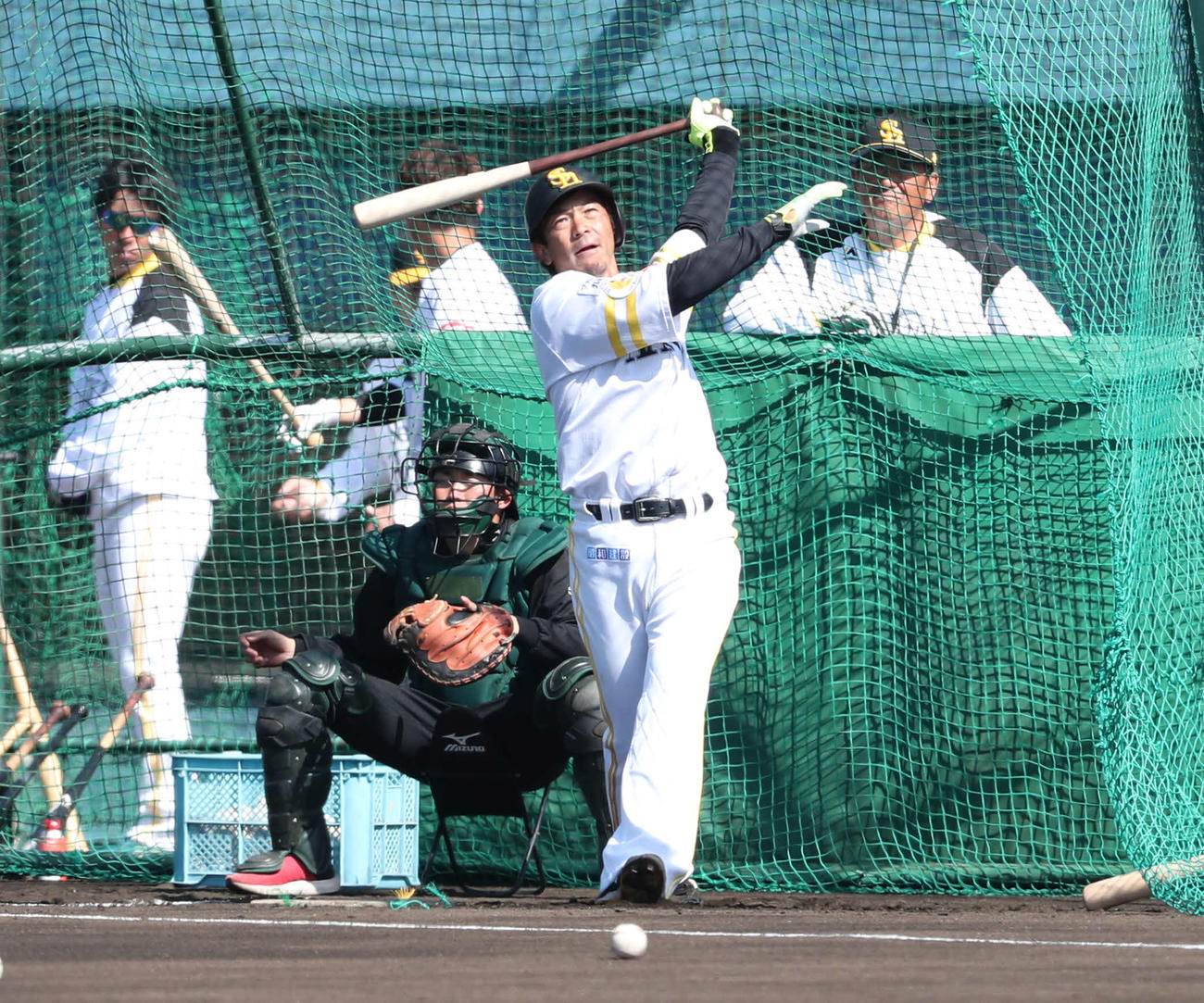 打撃練習で汗を流す松田宣（撮影・梅根麻紀）