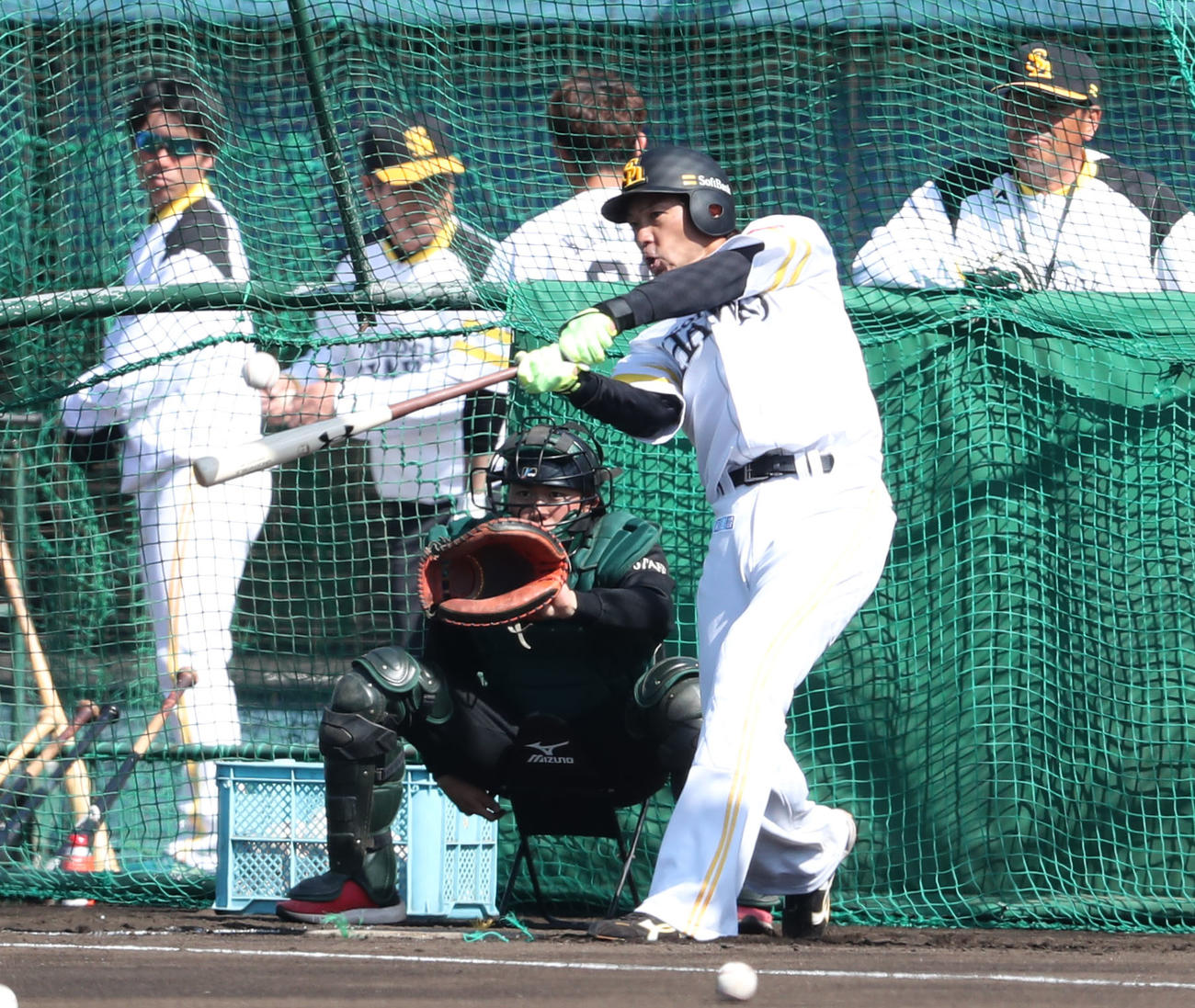 打撃練習で汗を流す松田宣（撮影・梅根麻紀）