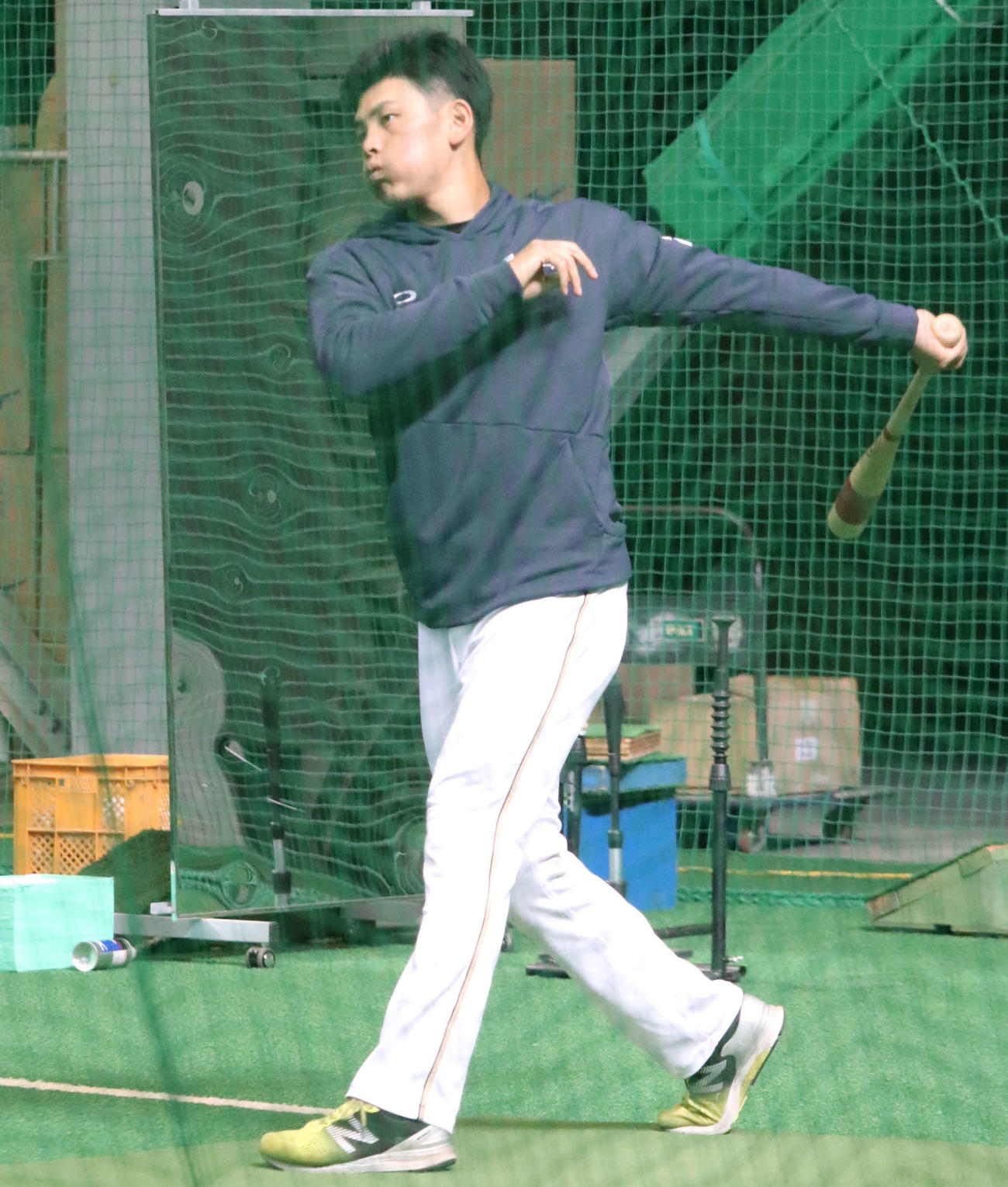 室内練習場でティー打撃をする日本ハム野村（撮影・山崎純一）