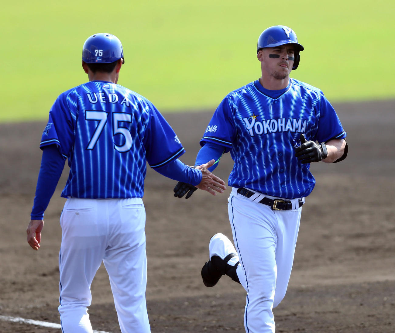 日本ハム対DeNA　5回表DeNA1死、本塁打を放ち、三塁を回るオースティン（右）（撮影・大野祥一）