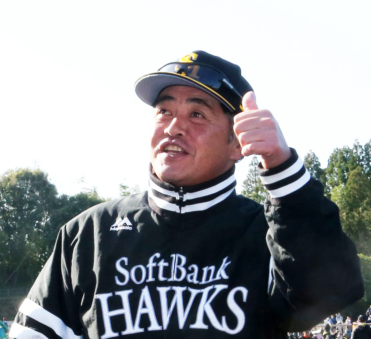 ファンに向かって笑顔を見せる工藤公康監督（撮影・梅根麻紀）